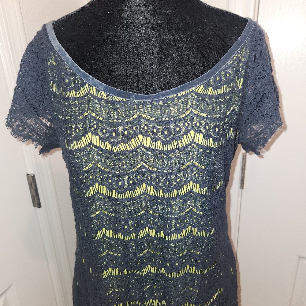 CHELSEA & VIOLET Short sleeve Chartreuse/Blue Lace Overlay Sheath Dress